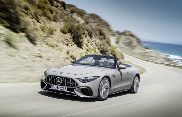 Mercedes-AMG SL 55 4MATIC+ [vorläufige Angaben WLTP | Kraftstoffverbrauch kombiniert: 12,7-11,8 l/100 km | CO₂-Emissionen kombiniert: 288-268 g/km]* Exterieur: Alpingrau Uni; Interieur: Leder Nappa Style schwarz/tartufo 

*Alle Angaben sind vorläufig und wurden intern nach Maßgabe der Zertifizierungsmethode „WLTP-Prüfverfahren“ ermittelt. Es liegen bislang weder bestätigte Werte vom TÜV noch eine EG-Typgenehmigung noch eine Konformitätsbescheinigung mit amtlichen Werten vor. Abweichungen zwischen den Angaben und den amtlichen Werten sind möglich. 

// 

Mercedes-AMG SL 55 4MATIC+ [provisional data WLTP | fuel consumption combined: 12,7-11,8 l/100 km | CO₂-emissions combined: 288-268 g/km]* exterior: alpin grey uni; interior: leather nappa style black/tartufo

*Data on consumption are provisional and were determined internally in accordance with the "WLTP test procedure" certification method. Confirmed TÜV figures, EC type approval and certificate of conformity with official figures are not yet available. Differences between the stated figures and the official figures are possible.