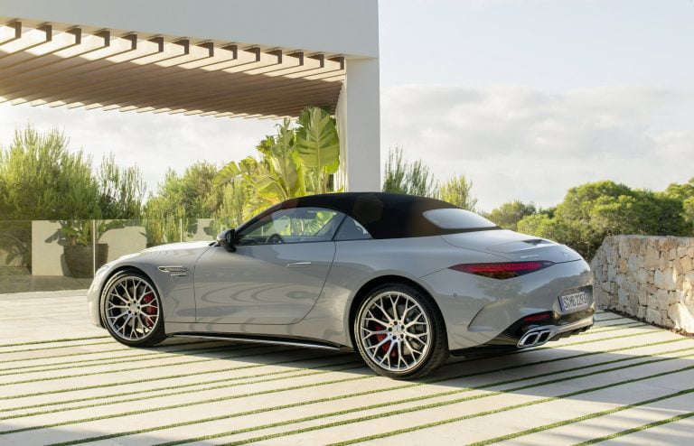 Mercedes-AMG SL 55 4MATIC+ [vorläufige Angaben WLTP | Kraftstoffverbrauch kombiniert: 12,7-11,8 l/100 km | CO₂-Emissionen kombiniert: 288-268 g/km]* Exterieur: Alpingrau Uni; Interieur: Leder Nappa Style schwarz/tartufo 

*Alle Angaben sind vorläufig und wurden intern nach Maßgabe der Zertifizierungsmethode „WLTP-Prüfverfahren“ ermittelt. Es liegen bislang weder bestätigte Werte vom TÜV noch eine EG-Typgenehmigung noch eine Konformitätsbescheinigung mit amtlichen Werten vor. Abweichungen zwischen den Angaben und den amtlichen Werten sind möglich. 

// 

Mercedes-AMG SL 55 4MATIC+ [provisional data WLTP | fuel consumption combined: 12,7-11,8 l/100 km | CO₂-emissions combined: 288-268 g/km]* exterior: alpin grey uni; interior: leather nappa style black/tartufo

*Data on consumption are provisional and were determined internally in accordance with the "WLTP test procedure" certification method. Confirmed TÜV figures, EC type approval and certificate of conformity with official figures are not yet available. Differences between the stated figures and the official figures are possible.